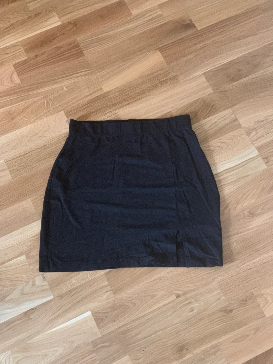 svart minikjol med slit