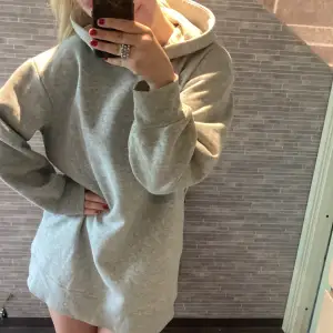 Supermysig hoodie i klänningsformat från Cubus🥰 funkar med tajts på vintern eller utan en sen sommarkväll