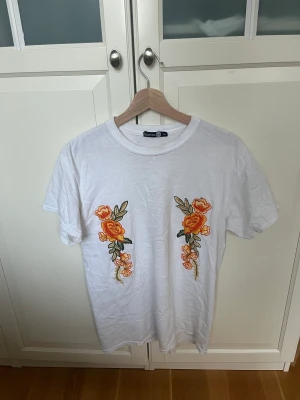 Boohoo T-shirt broderad - Broderad t-shirt
