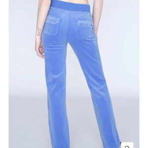 Juicy couture byxor - Säljer mina juicy couture byxor pga att jag har för mycket kläder, (Obs) byxorna är uppsydda dom når ner hela  vägen till marken på mig som är ungefär 156cm lång. (OBS dom har 2st små frans lim fläckar på sig men inget som syns så mycket, syns på bild 3)