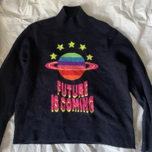 From future tröja - Jätte fin kashmir tröja från from future köpt för 2500kr men säljer för endast 600kr💕💕