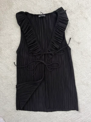 Zara top - Så fin zara väst att ha som topp!