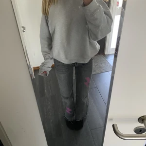 Designade byxor - Säljer dessa coola jeans som är köpta på Plick❤️‍🔥 rosa snygga blixtrar som som inte går bort i tvätten💓dom är på gränsen till för korta för mig som är 164 cm! Jeansen är från Zara. (Sista bilden är tagen från hon som designat jeansen)