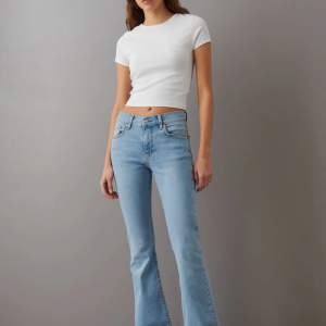 Jätte fina lågmidjade bootcut jeans i från Gina säljer för att jag inte får användning av dom längre 💞
