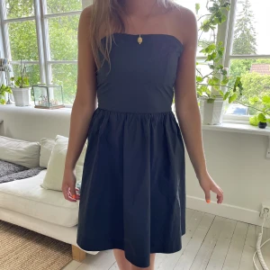 Jättefin klänning - Såå fin klänning som är perfekt till fest eller liknande. Den har ett band som sitter fast som man både kan knyta som en rosett fram eller bak💕