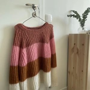 Stickad tröja  - Stickad tröja från other stories. Fint skick. Bra kvalitet.