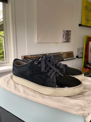 Lanvin UK 7 - Säljer ett par marinblå Lanvin i UK 7 (41-42 EU). Använt skick men väl omhändertagna. Box + dustbag och extra snören inkluderat.