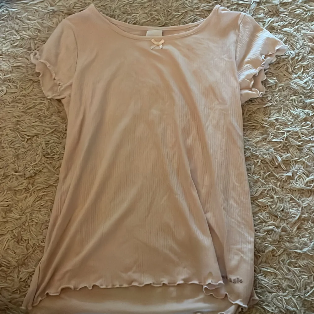 Skitsnygg pyjamaströja från kappahl i storlek 158/164 (materialet e stretchigt så de passar större strl). T-shirts.