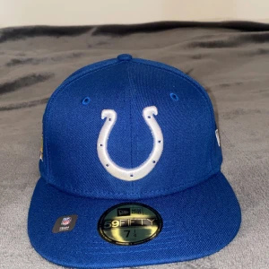 NFL Indianapolis keps  - NFL Indianapolis keps. I toppskick, den är helt oanvänd. Storlek: 7 1/4 = 57.7cm Pris 380kr