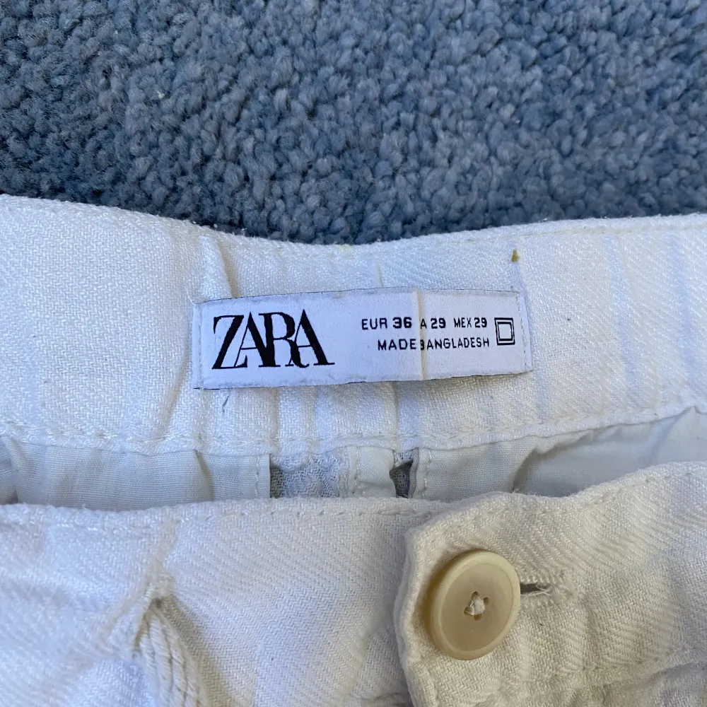 Ett par linnebyxor från Zara i storlek 36, dvs typ S, dom är herr men skulle nog funka på dam, inte använda mycket alls då jag växte ur dom snabbt🙌🏻. Jeans & Byxor.