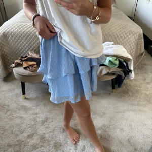 Blå kjol - Super fin blå kjol! Bra skick! Köparen står för frakt😍