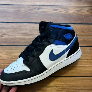 Jordan 1 mid white Racer blue  - Säljer min jordans pga att dom är för små, fick dom för ungefär 3 år sen. Ganska bra skick men med lite skador där framme men inget som man tänker på. Köpta på merch sweden, skriv om ni har några frågor 💗