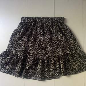 En fin kjol som Inge kommer till användning köpte den förra sommaren använd 1-2 gånger köpte den för 160kr på shein och säljer den nu för 100kr +frakt🫶🏼