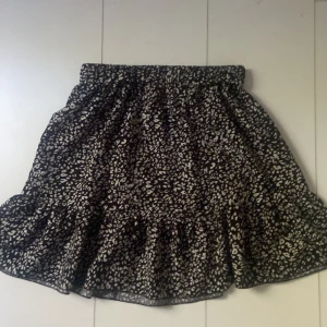 Fin kjol - En fin kjol som Inge kommer till användning köpte den förra sommaren använd 1-2 gånger köpte den för 160kr på shein och säljer den nu för 100kr +frakt🫶🏼