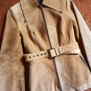Signs of use but overall very good condition to be a vintage jacket. Beige/mustard.  Label marks 36 but it's a 34 Xs
