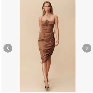 Adoore Santorini Dress strl 36 , nyskick! - Adoore Santorini Dress strl 36.  Bandet i kjolen gör att längden på klänningen kan justetas. Oanvänd med lappar kvar - nyskick!  Kan även tänka mig att byta mot annan adoore strl 36 eller 38!