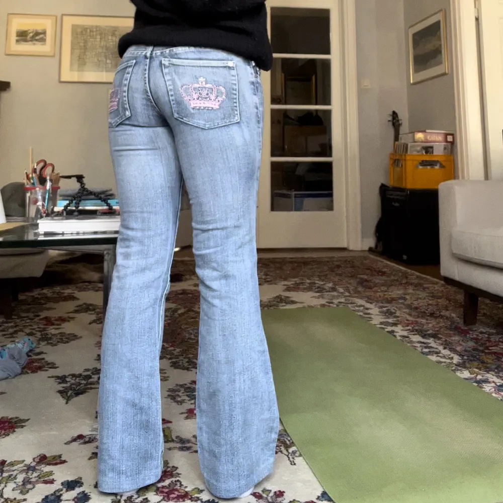 Lågmidjade jeans från Victoria Beckham med rosa kronor. Svåra att få tag på! Midjemått: 84, Innerben: 74, jag är 165. Läs min bio för mer info 🙏❤️. Jeans & Byxor.