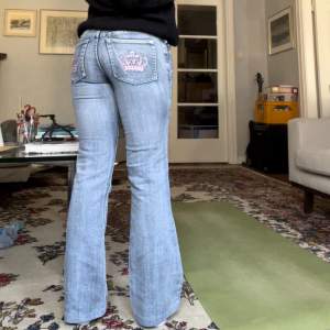 Lågmidjade jeans från Victoria Beckham med rosa kronor. Svåra att få tag på! Midjemått: 84, Innerben: 74, jag är 165. Läs min bio för mer info 🙏❤️
