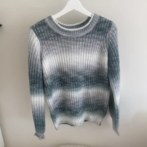Stickad tröja  - Ny stickad tröja. Nyans blå vit grå