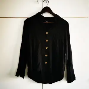 Black shirt from Gina Tricot size XS. Excellent condition. Used only once 
