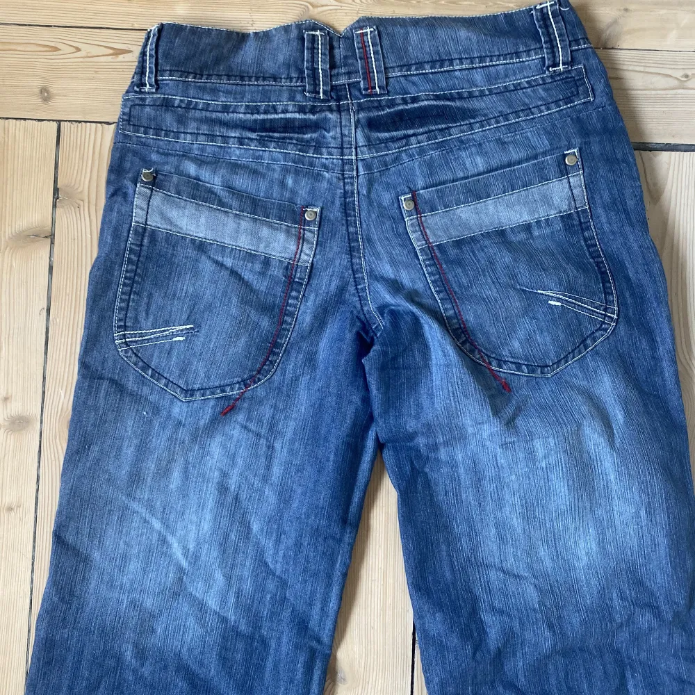 Coola lågmidjade/mid waist jeans i baggy modell. Snygga detaljer, perfekt skick. Sitter ungefär som en M, skriv för mått❤️Kolla gärna in alla mina andra jeans!. Jeans & Byxor.