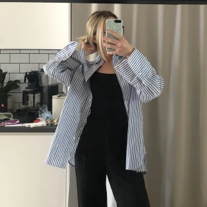 Randig skjorta - Oversize vit skjorta med blå ränder