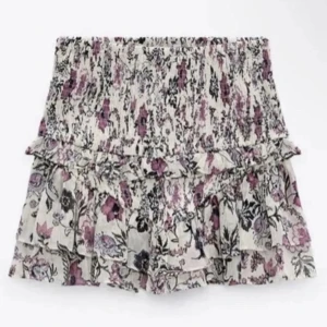 Blommig Zara kjol - Jättefin Zara kjol som inte säljs längre. Storlek xs men är väldigt stretchig så passar nog även s/m. Använd endast ett fåtal gånger så är i väldigt fint skick💕 (Köpt för 450kr)