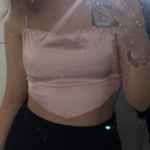 Topp - Väldigt fin, kedja på baksidan 