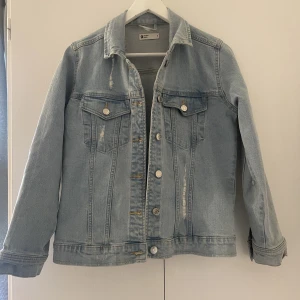 Jeansjacka - En superfin jeansjacka från Gina Tricot💞 använd vid ett fåtal tillfällen. Nypris 500 kr