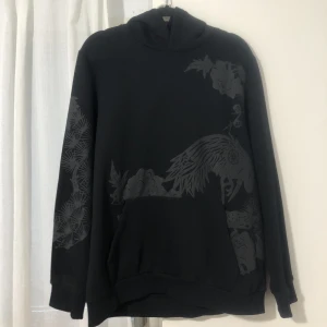 Svart Bershka Hoodie  - Svart Bershka Hoodie. Storlek L sitter som oversized M. Använd ordagrant 3 gånger.