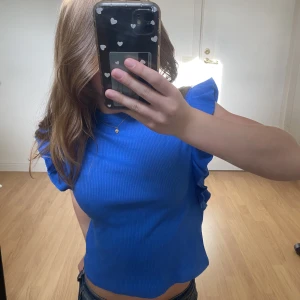 Volangtröja, Zara🩵 - Jättefin tröja med volanger, helt oanvänd från Zara❣️  ⚠️(Frakten ingår ej i priset)⚠️