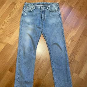 Säljer mina Acne jeans stl 34/34. Skick 9/10 knappt använda. Köpta från NK för 3200. Pris kan diskuteras