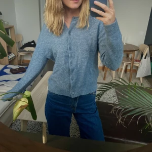 Kofta från Samsoe Samsoe - Jättefin kofta från Samsoe Samsoe! Bra skick! Storlek S.