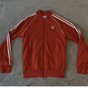 Adidas orginala tröja - Skick 10/10. Väldigt fint använd, köpt i zalando, perfekt i storleken. Pris går att diskutera.