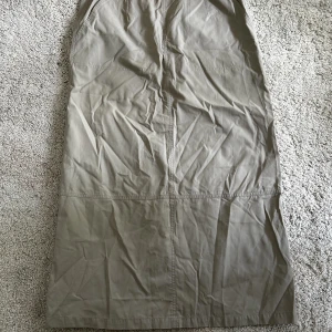 Kjol - Lågmidjad kargokjol. På mig som är 160 går den till anklarna. Skriv om du har fler frågor!💛🫧