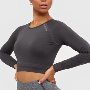 Define Seamless Crop Top ICANIWILL - Define Seamless LS Crop Top från ICANIWILL i mörkgrå i storlek S. Sparsamt använd och är i fint skick 💙nypris 399 kr!