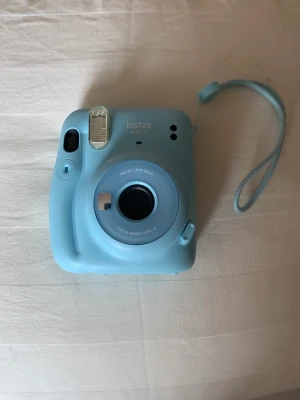 Instax mini kamera - Jag säljer min instax mini kamera då jag inte använder den. Den har slut på bilder så det får man köpa till själv. Jag köpte den för 600 kr och säljer för 240 kr + frakten som du kan se nedan
