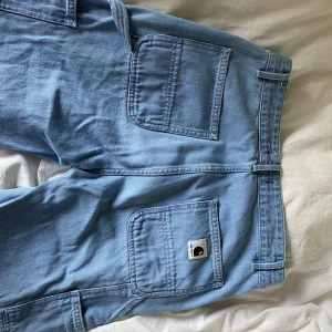 CARHARTT JEANS - Köpte dessa för några månader sen, har tröttnat lite. Strl 27, sitter bra på mig som är 173cm:)   