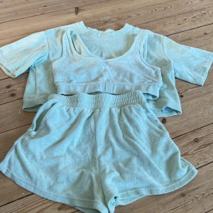 Shorts sett - Använda en sommar  Strl. S Mycket bra skick Säljs pga: vuxit ur