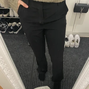 Bik bok kostymbyxor  - Bik bok kostymbyxor i en mid waist modell!💕Passar om man är runt 165! Fint skick och perfekta att ha till fest! 