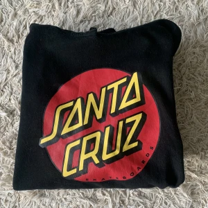 Santa Cruz hoodie - Snygg santa cruz hopdie i storlek L , fint skick. Originalpris 700 kr 
