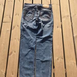 Ett par baggy True Religion Jeans med cool och unik stiching! Skriv om ni har frågor.