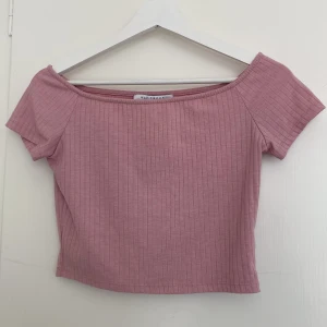Rosa offshoulder - Rosa offshoulder från NLY trend.