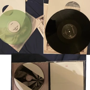 Ariana Grande vinyl/Cd skivor  - Båda vinyl skivorna är cirka ett år gammal har knappt spelat upp de vilket har gjort att de inte har några som helst repor detsamma gäller cd skivan priset kan diskuteras men säljer alla tre för 300kr men styck pris är 200kr för en vinyl och cd 50kr  