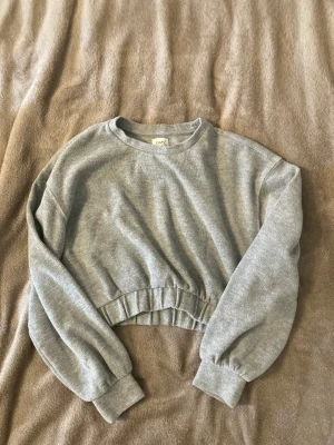 Magtröja - En skön mysig magtröja med resår vid magen och resår vid ärmarna. Finns inga defekter då den är väldigt lite använd. Vid frågor, skriv privat💕