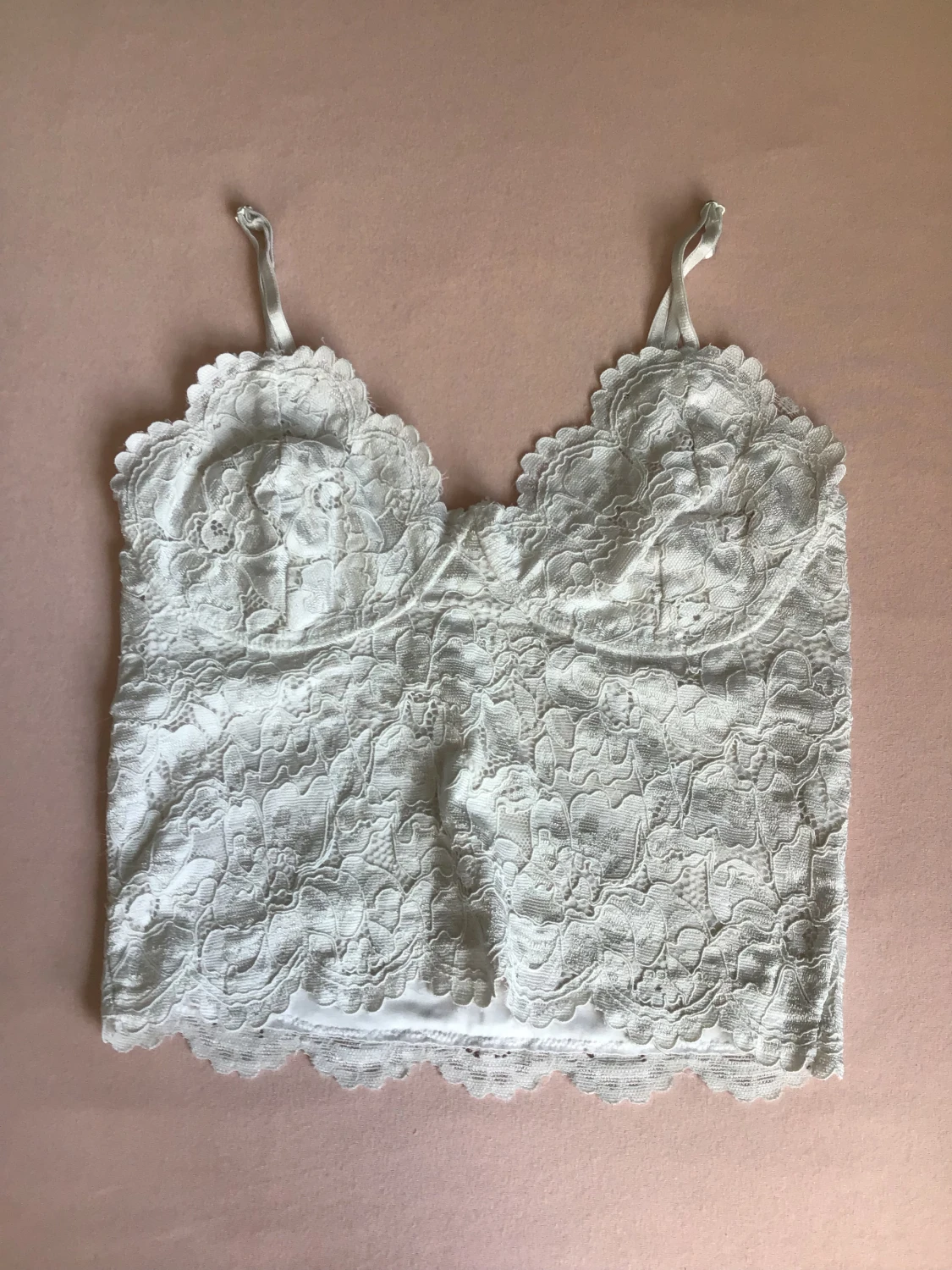 Vit linne med mönster