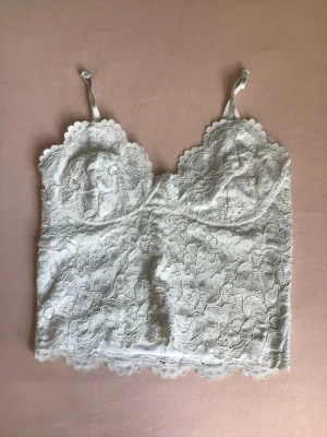 Vit linne med mönster - Vit linnen med mönster, storleken är M fast passar som xs-s, har en svart version på min profil!