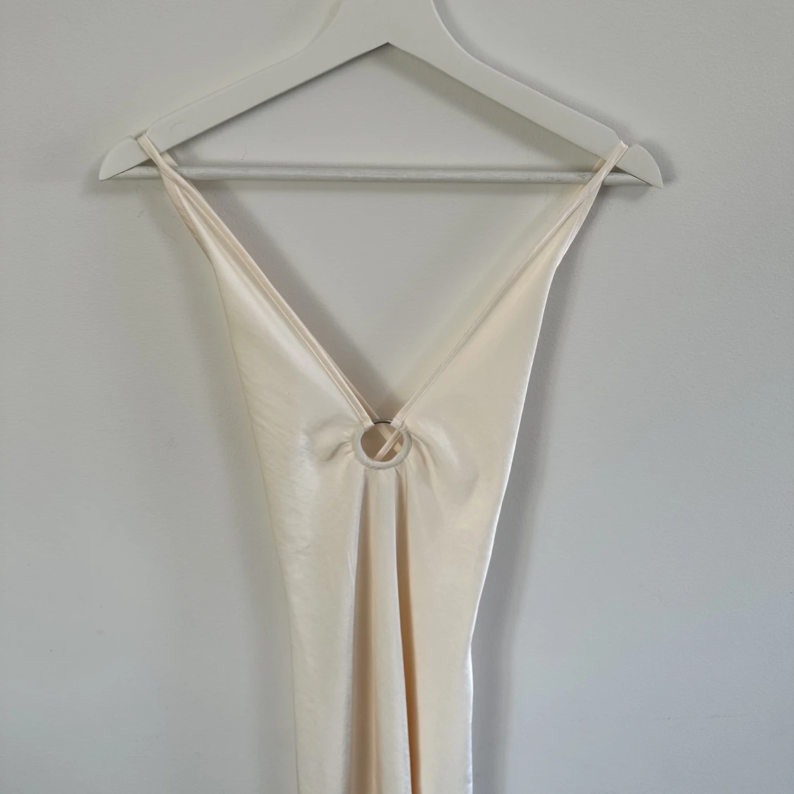 Satinklänning med ringdetalj  - 91