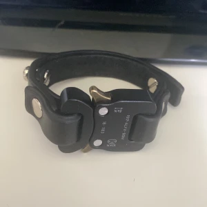 Alyx leather bracelet - 17cm lång. Bra kondition. Replica!
