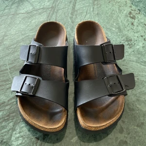 Birkenstock - Svarta birkenstock i storlek 39💓modellen är Arizona 